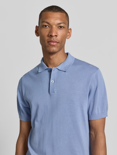 Männermodel trägt Regular Fit Poloshirt in Strick-Optik von Christian Berg Men aus Reine Baumwolle, hellblau, Nahaufnahme Oberkörper.