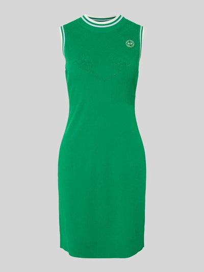 Produktfoto, Knielanges Strickkleid aus Viskose-Mix mit Label-Detail von Marc Cain, prosty krój, długość do kolan, okrągły dekolt, mieszanka wiskozy, detal z logo, długość tyłu w rozmiarze 36: 91 cm, szerokość w rozmiarze 36: 31 cm, intensywna zieleń, gładka faktura