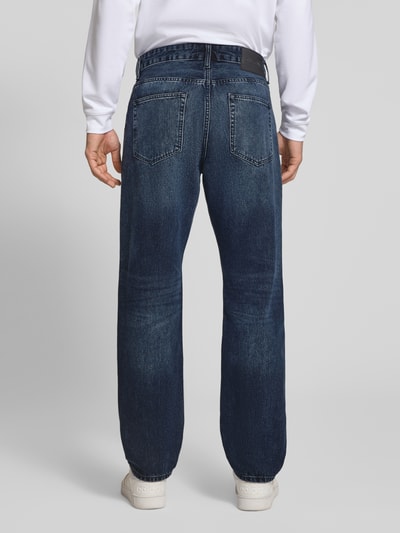 Männermodel trägt Straight Fit Jeans aus reiner Baumwolle Modell 'EDGE' von ONLY, dunkles Blau, strukturierte Oberfläche, Ganzkörperansicht Rückansicht, Herren Wide & Loose Fit Jeans von ONLY & SONS.