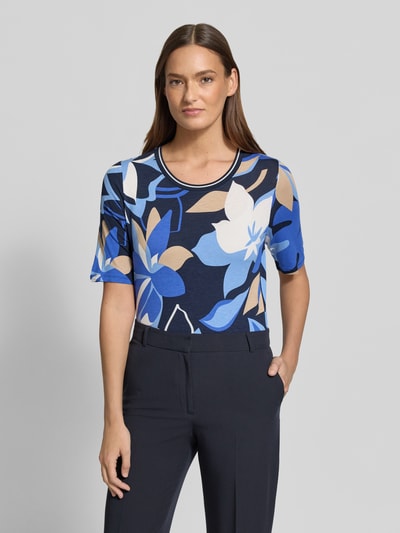 Frauenmodel trägt T-Shirt aus Viskose-Elasthan-Mix im Allover-Look von Betty Barclay mit Rundhalsausschnitt, Regular-Fit, Ganzkörperansicht von vorne.