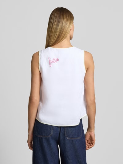 Frauenmodel trägt Blusentop mit Stitchings von Marc Cain in Weiß, reine Baumwolle, Regular Fit, V-Ausschnitt, Rückansicht Ganzkörperansicht.