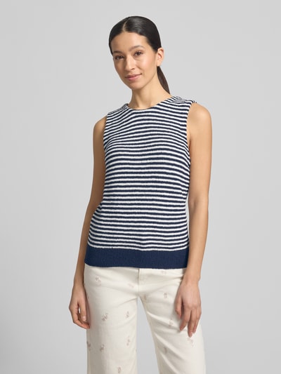 Frauenmodel trägt Frise Yarn Frottee Ringel-Top von Christian Berg Woman, weiß-blaues Streifenmuster, Rundhalsausschnitt, Ganzkörperansicht von vorne.