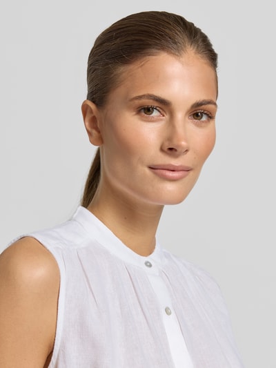 Vrouwenmodel draagt Regular Fit Blusentop uit mix van viscose en linnen van Christian Berg Woman, witte stof, knoopsluiting, ronde hals, dames, maat 36, ruglengte 61 cm, Nahaufnahme Oberkörper.