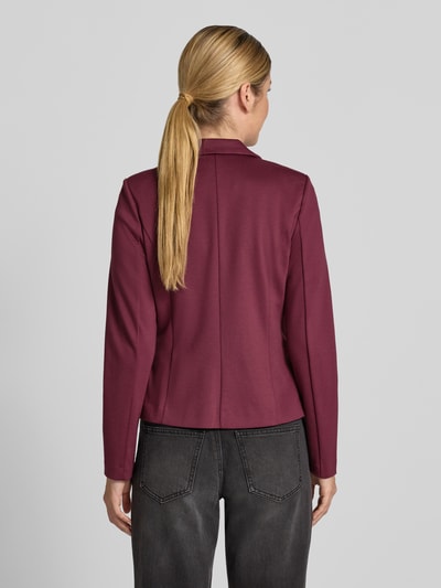 Frauenmodel trägt Blazer mit Viskose-Anteil Modell 'Rizetta' von b.young in Dunkelrot, taillierte Passform, Reverskragen, Ganzkörperansicht Rückansicht. Elastischer Material-Mix, Paspeltaschen, Rückenlänge 56 cm, Brustweite 44 cm, Ärmellänge 56 cm.