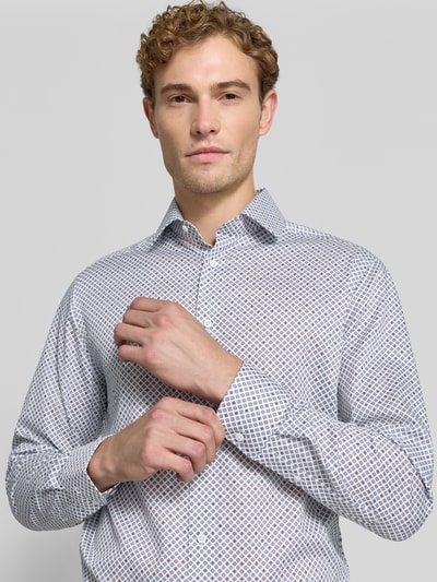 Męski model nosi Modern Fit Businesshemd aus reiner Baumwolle od OLYMP, jasnoszary wzór, widok na górną część ciała z przodu. Koszula biznesowa.