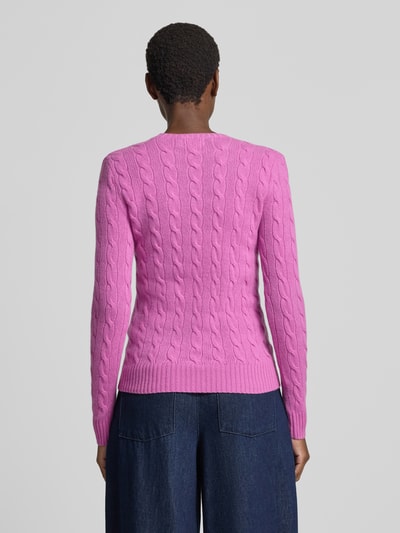 Frauenmodel trägt Regular Fit Pullover aus Woll-Kaschmir-Mix 'JULIANNA' von Polo Ralph Lauren in Pink mit Zopfmuster, Ganzkörperansicht Rückansicht, Damen Langarmshirt.