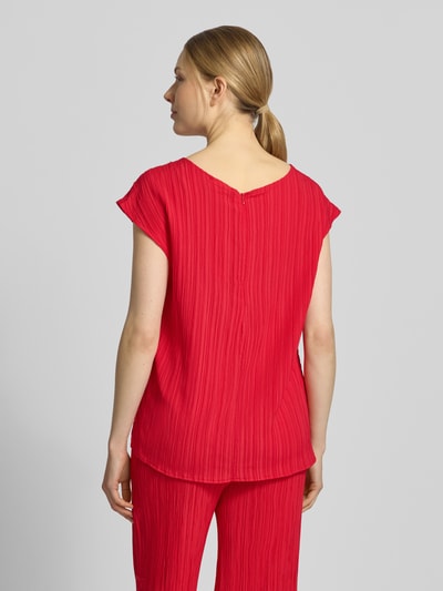 Vrouwenmodel draagt Blusentop met structuurpatroon model 'Grsvalse' van FREE/QUENT, regular fit, mix van viscose, felrood, rugaanzicht, ruglengte maat S 54 cm.