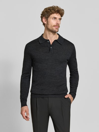 Männermodel trägt Regular Fit Poloshirt aus Woll-Mix von Christian Berg Men, dunkles Grau, dezente Struktur, Gerippte Abschlüsse, Ganzkörperansicht von vorne.