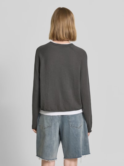 Vrouwenmodel draagt Relaxed Fit gebreid jack uit mix van katoen en linnen van Marc O'Polo, look: effen, lange mouw, ronde hals, knoopsluiting. Ganzkörperansicht Rückansicht.