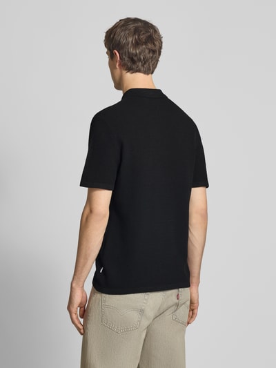 Männermodel trägt Regular Fit Freizeithemd mit Polokragen und Knopfleiste von Jack & Jones in Schwarz, Baumwoll-Mix, Ganzkörperansicht Rückansicht.