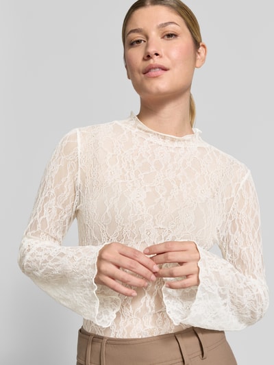 Vrouwenmodel draagt Slim Fit blouse in Kantlook van comma, wit met lange mouwen, opstaande kraag, ruglengte maat 36: 52 cm, Nahaufnahme Oberkörper
