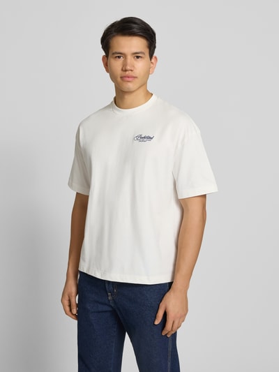Männermodel trägt weißes T-Shirt mit Label-Stitching aus Baumwolle, Relaxed Fit, Cyclists Tee von PROHIBITED, Nahaufnahme Oberkörper.