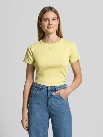 Frauenmodel trägt Regular Fit T-Shirt aus Baumwoll-Mix Modell 'DELORIS' von HUGO in Unifarbe, Rundhals, Kurzarm, Vorderansicht.