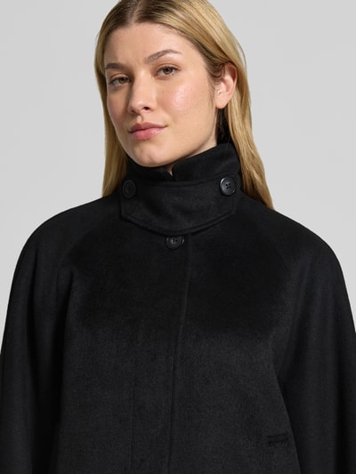 Frauenmodel trägt Jacke mit Woll-Anteil von Christian Berg Woman Selection in Schwarz, gerade Passform, Nahaufnahme Oberkörper.