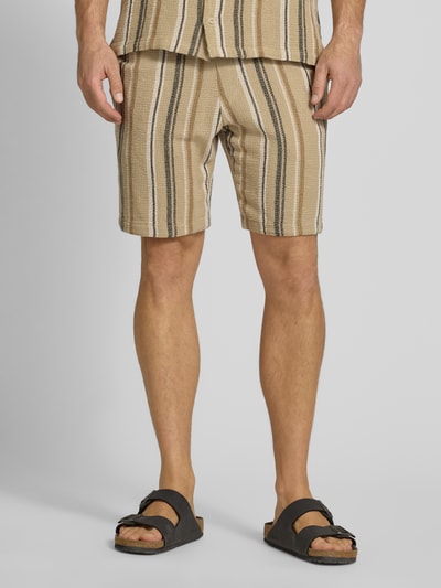 Männermodel trägt Shorts mit Streifenmuster und Tunnelzug von MCNEAL aus reiner Bio-Baumwolle, Regular-Fit, Nahaufnahme Unterkörper.