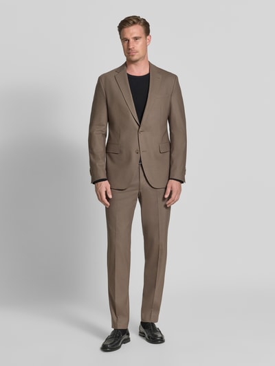 Männermodel trägt Regular Fit Sakko aus Baumwoll-Mix Modell 'Totti' von CINQUE in Beige mit Reverskragen, Ganzkörperansicht von vorne.