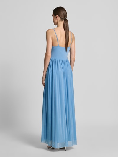 Vrouwenmodel draagt avondjurk met spaghettibandjes model 'Cathleen' van GUIDO MARIA KRETSCHMER WOMAN uit blauwe chiffon, getailleerd model, maxi-jurk, V-hals, verstelbare bandjes, ruglengte maat 36: 127 cm, borstwijdte maat 36: 32 cm. Ganzkörperansicht Rückansicht.