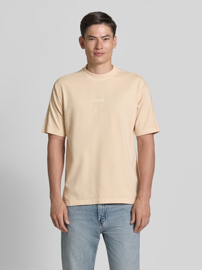 Männermodel trägt Relaxed Fit T-Shirt aus reiner Baumwolle Modell 'TE_TILE' von BOSS Orange, Optik: Unifarben, Ganzkörperansicht von vorne.