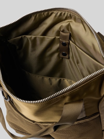 Produktfoto, Rucksack mit Logo-Detail von AY STUDIOS in Oliv, Netz-Taschen, Hauptfach mit Reißverschluss, glatte Textur, Innenansicht