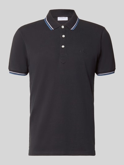 Produktfoto, Relaxed Fit Poloshirt mit Kontraststreifen von Lindbergh, czarna bawełna, białe i niebieskie paski, krój relaxed fit, cztery guziki, szwy z logo, długość tyłu w rozmiarze M 67 cm