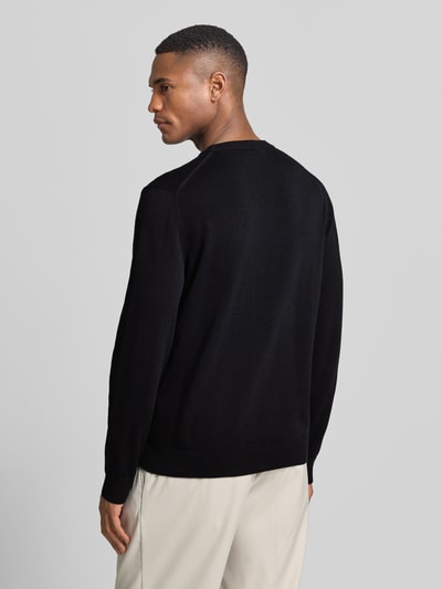 Männermodel trägt Regular Fit Strickpullover aus Baumwoll-Mix von Lacoste, Optik: Unifarben, Logo-Stitching, Ganzkörperansicht Rückansicht.