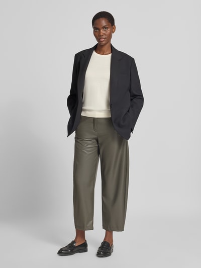 Vrouwenmodel draagt olijfgroene regular fit kunstleren broek met riemlussen model 'PHIBI' van Raffaello Rossi, dames, full body vooraanzicht.