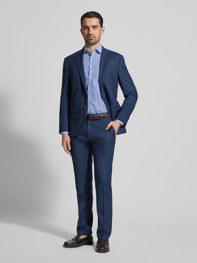 Męski model nosi Super Slim Fit Business-Hemd mit Kentkragen od OLYMP, bawełna, wzór na całej powierzchni, krój super slim fit, kołnierzyk typu kent, długość tyłu w rozmiarze 40: 81 cm, szerokość ramion w rozmiarze 40: 44 cm, długość rękawów w rozmiarze 40: 68 cm, pełny widok od przodu