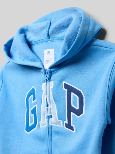 Produktfoto, Sweatjacke mit Logo und Känguru-Tasche von GAP in Hellblau, Baumwoll-Mix, großer GAP-Schriftzug, sichtbarer Reißverschluss.