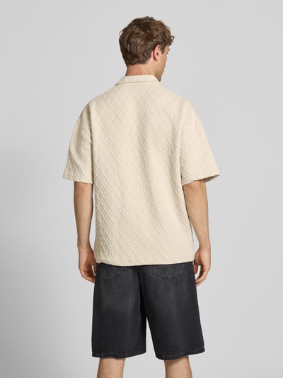 Männermodel trägt Modern Fit Freizeithemd mit Logo-Stitching Modell 'Jovren' von Pegador, Strukturmuster, Rückansicht, Ganzkörperansicht