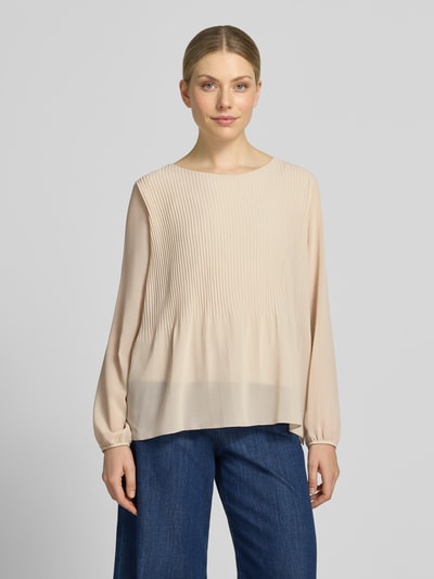 Kobiece model nosi bluzkę z szyfonu ZABAIONE Bluse mit Plisseefalten Modell 'Ev44a', krój straight fit, dekolt w łódkę, plisy, elastyczne zakończenia rękawów, długość tyłu w rozmiarze S 61 cm, długość rękawów w rozmiarze S 61 cm, jasny beż, gładka faktura, widok całej sylwetki z przodu.