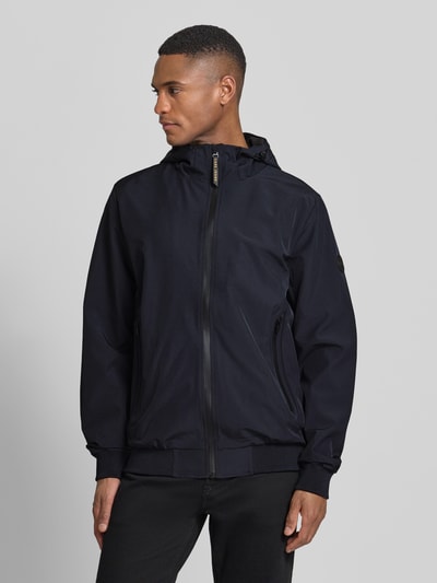 Männermodel trägt Jacke mit Reißverschlusstaschen Modell 'MATTEO' von CARS JEANS, dunkelblauer Material-Mix, Regular-Fit, Ganzkörperansicht von vorne
