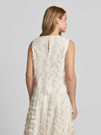 Frauenmodel trägt Blusentop im Allover-Look mit Rundhalsausschnitt von Luisa Cerano aus Tüll, Regular-Fit, Rückenlänge 86 cm, Ganzkörperansicht Rückansicht.
