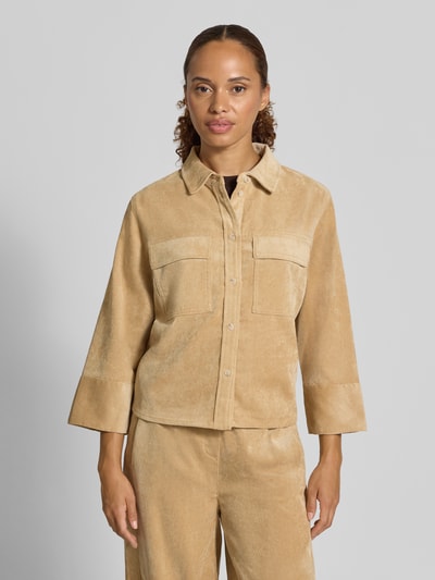 Frauenmodel trägt Loose Fit Hemdbluse mit Pattentaschen Modell 'Ferrell' von OPUS in Beige, samtige Textur, Ganzkörperansicht von vorne, Damen Hemdbluse.