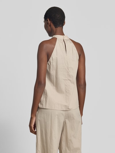 Frauenmodel trägt Neckholder-Blusentop aus Baumwoll-Mix von Jake*s Collection in Beige mit Drapierungen, rückseitigem Knopfverschluss, Regular-Fit, Rückenlänge bei Größe 36: 59 cm, Ganzkörperansicht Rückansicht.