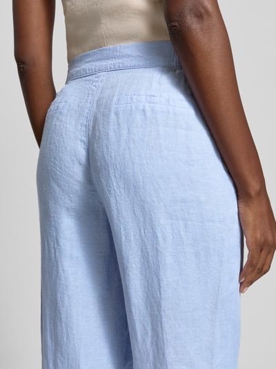 Frauenmodel trägt Straight Fit Leinenhose mit elastischem Bund von Fynch-Hatton, hellblau, Paspeltaschen, Reines Leinen, Detailaufnahme Rückansicht.