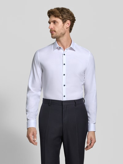 Männermodel trägt wit Super Slim Fit Businesshemd aus katoenmix van OLYMP No. Six, Heren zakelijk overhemd, Ganzkörperansicht von vorne
