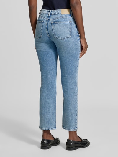 Frauenmodel trägt Straight Fit Jeans aus Baumwoll-Mix Modell 'KAROLIN' von s.Oliver RED LABEL in hellblau, Rückansicht, Ganzkörperansicht Rückansicht. Damen Straight Fit Jeans von s.Oliver RED LABEL.
