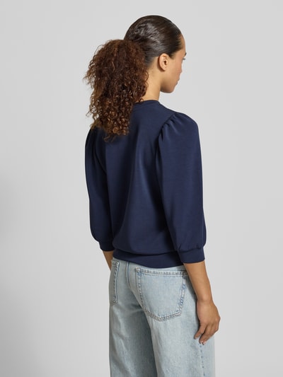 Kobiece model prezentuje granatową bluzę z mieszanki modalu Regular Fit Sweatshirt aus Modal-Mix model 'TENNY' od Selected Femme, widok całej sylwetki z tyłu.