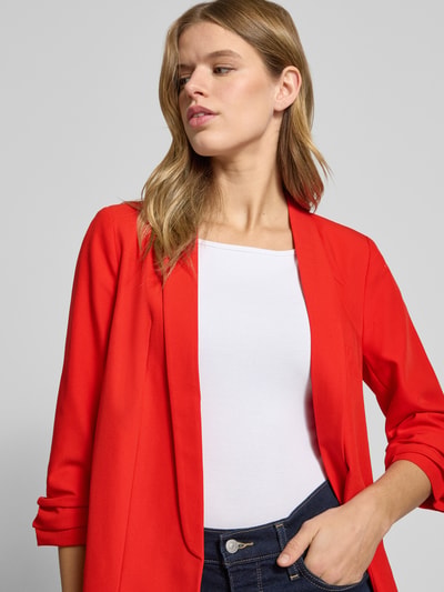 Frauenmodel trägt Regular Fit Longblazer mit Viskose-Anteil Modell 'BOSELLA' von Pieces, Optik: Unifarben, Webstruktur, Nahaufnahme Oberkörper.