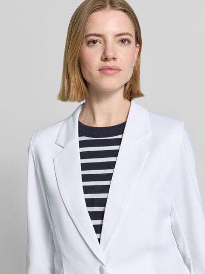 Vrouwenmodel draagt Blazer met Viskose-Aandeel Modell 'Nanni' van FREE/QUENT in wit, getailleerde fit, reverskraag, detailopname bovenlichaam.