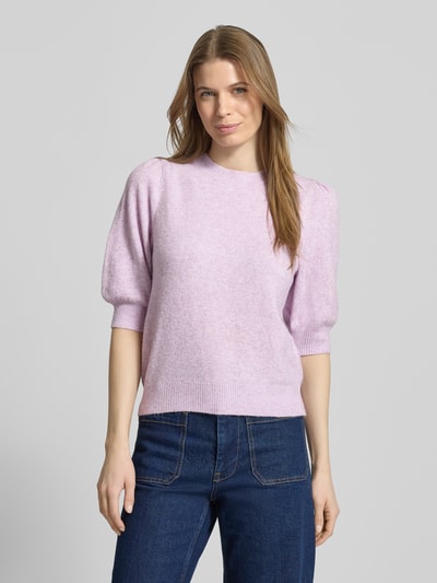 Vrouwenmodel draagt Regular Fit Gebreide pullover met Crew Neck Model 'DOFFY' van Vero Moda, look: effen, gebreide look, regular fit, applicatie met labelstitching, ronde hals, 1/2-mouwen, mouwboord en rompzoom geribd, materiaalverwerking: knitwear. Ganzkörperansicht van voren.