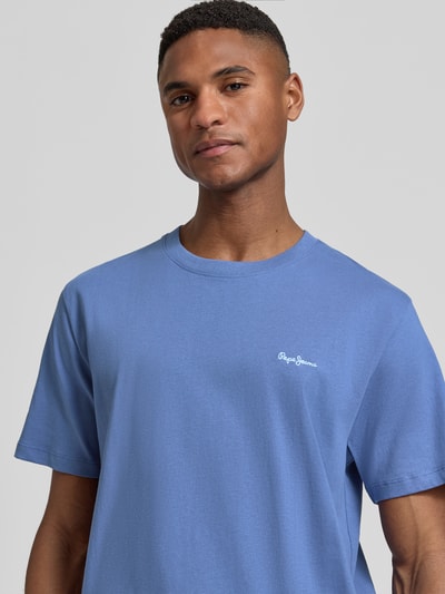 Männermodel trägt Regular Fit T-Shirt aus reiner Baumwolle Modell 'CONNOR' von Pepe Jeans in Optik: Unifarben, Kurzarm, Nahaufnahme Oberkörper.