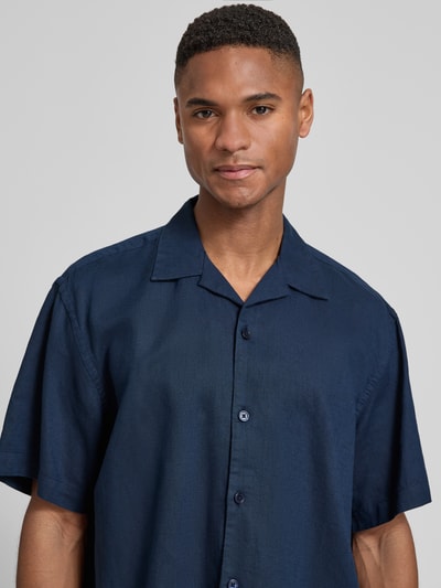 Männermodel trägt Relaxed Fit Freizeithemd aus Leinen-Baumwoll-Mix Modell 'RLXCLAY' von HUGO, Optik: Unifarben, strukturiert, Nahaufnahme Oberkörper.