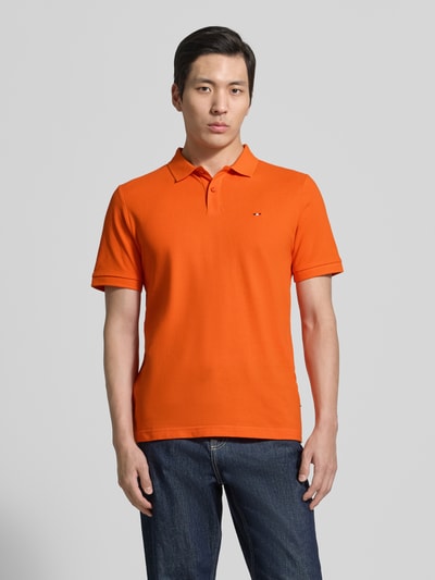 Männermodel trägt Regular Fit Poloshirt mit Logo-Stitching von HECHTER PARIS, Reine Baumwolle, Strukturmuster, Polokragen, Ganzkörperansicht von vorne.