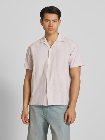 Männermodel trägt Regular Fit Freizeithemd aus Baumwoll-Leinen-Mix von Jack & Jones in hellem Beige, Knopfleiste, Reverskragen, Ganzkörperansicht von vorne. Modell 'BREEZE', Rückenlänge 71 cm, Schulterbreite 50 cm, Ärmellänge 26 cm.