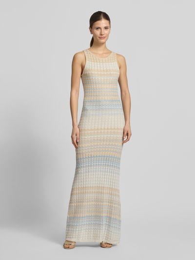Frauenmodel trägt Strickkleid aus Viskose-Mix Modell 'ROSALYN' von Guess, Maxikleid, eng anliegender Schnitt, Ganzkörperansicht von vorne.