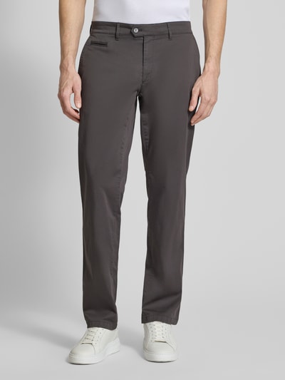 Männermodel trägt Straight Fit Stoffhose mit Lyocell-Anteil Modell 'Everest' von BRAX, Mischung lyocellu i bawełny, kieszenie, guzik i zamek błyskawiczny, szerokość w rozmiarze 50: 46 cm, długość wewnętrzna nogawki 82 cm, widok na całe ciało z przodu.