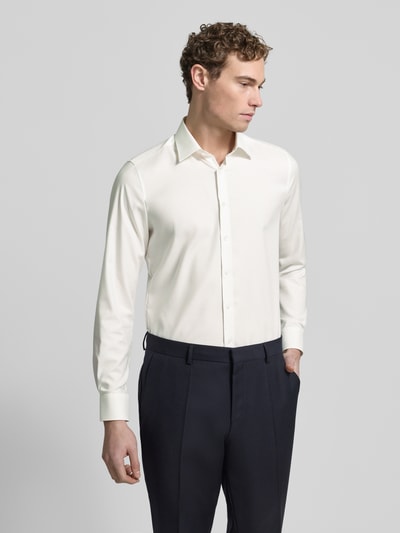 Männermodel trägt Slim Fit Businesshemd in Premiumqualität von OLYMP, Optik: Unifarben, Baumwoll-Mix, Kentkragen, Ganzkörperansicht von vorne.
