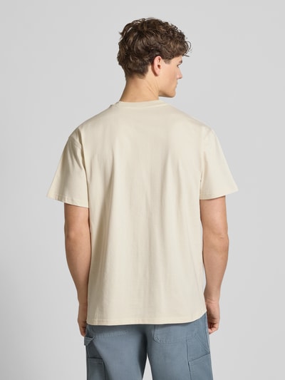 Männermodel trägt T-Shirt mit Label-Stitching und Rundhalsausschnitt von Carhartt Work In Progress, Baumwolle, Regular Fit, Ganzkörperansicht Rückansicht