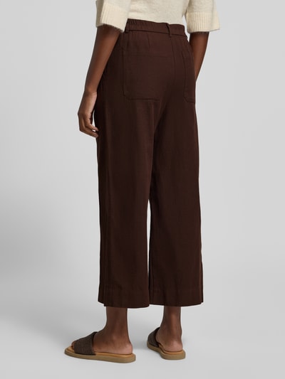 Frauenmodel trägt weite, braune Culotte mit Eingrifftaschen Modell 'Meeri breath' von OPUS im Baumwoll-Leinen-Mix, Ganzkörperansicht Rückansicht.